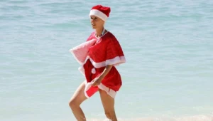 Mikołaj na plaży w środku lata
