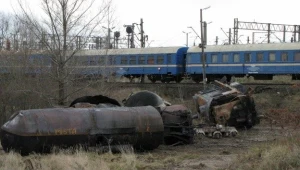 Ziemia na torowisku, gdzie paliły się cysterny, jest skażona