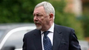 Majchrowski wręczył Kracikowi gruszkę "prosto z wierzby" / fot. A. Barbarowski