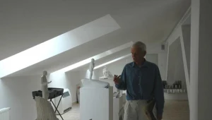 Marian Pudełko ze swoim projektem na konkurs pomnika B. Leśmiana w Zamościu