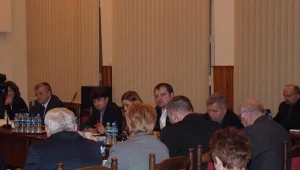 Tomasz Kornacki z PO (w środku), mówił, że radnym jest się przez cały rok/fot. J. Dąbrowska