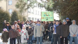 Pod szkołą zebrało się w sumie kilkadziesiąt osób. Najodważniejszych, fot. Tomasz Małecki