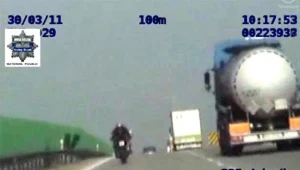 Policjanci zatrzymali motocyklistę, który pędził z prędkością dochodzącą nawet do 235 km/h