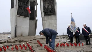Stoczniowy i związkowcy z NSZZ "Solidarność" przed Pomnikiem Poległych Stoczniowców
