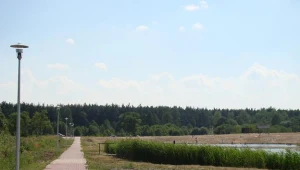 Oświetloną promenadę wokół części zalewu wykonano w ubiegłym roku/fot. P. Grabalski