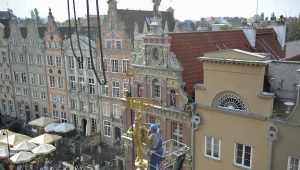 Prace związane z montażem hełmu na wieży ratusza zostały wstrzymane/fot. Adam Warżawa