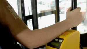 Pasażer ugodził nożem kierowcę autobusu i uciekł