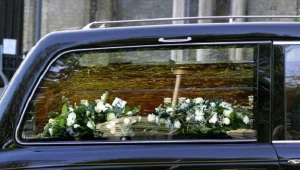 Śledczy sprawdzają, czy z karawanu wypadły zwłoki