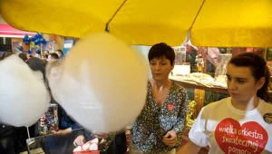 Minister sportu i turystyki Joanna Mucha w stoisku z watą cukrową wspiera WOŚP/fot. W. Pacewicz