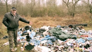 Sołtys Starego Jarużyna Józef Bączek pokazuje podrzuconą stertę śmieci/fot. Remigiusz Konieczka