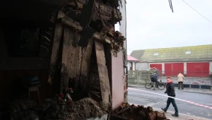 Wnętrze zniszczonego domu w Biskupiu / fot. Tomasz Wojtasik