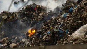 Strażacy piąty dzień walczą z pożarem składowiska śmieci