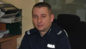 Starszy sierżant Robert Wawryn pełni obowiązki dyżurnego KP Szprotawa