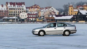 Ratownicy przestrzegają przed wjeżdżaniem autami na zamarznięte jeziora/fot. Bogdan Hrywniak
