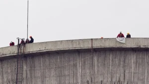 Dwunastu aktywistów Greenpeace weszło na chłodnię kominową / fot. Maciej Kulczyński