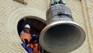 Dzwon Serce Łodzi montowany w wieży łódzkiej archikatedry/fot. Grzegorz Michałowski