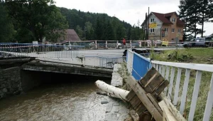 Zerwany most na ulicy Wrocławskiej (DK nr 3) w Jeleniej Górze-Maciejowej / fot. A. Koźmiński