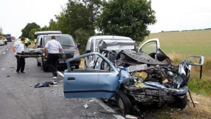 Dwie osoby zginęły w czołowym zderzeniu w Krapkowicach /fot. Krzysztof Świderski