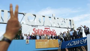 Zniknął napis "im. Lenina" znad bramy Stoczni Gdańskiej/fot. Adam Warżawa