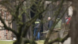 Policja na terenie posesji podejrzanej ws. zabójstwa w Hipolitowie /fot. Michał Kość