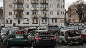 Spalone samochody na strzeżonym parkingu na pl. Maxa Borna we Wrocławiu, fot. M. Kulczyński