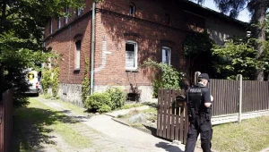 Policja przed budynkiem mieszkalnym w Mikołowie/fot. Andrzej Grygiel