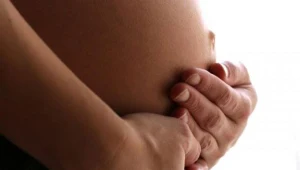 Kobieta urodziła dziecko w samochodzie zaparkowanym na stacji benzynowej.