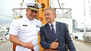 Prezydent Gdyni i kapitan meksykańskiego statku Juan Carlos Very Minjares, fot.  P. Wittman