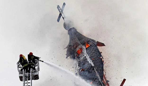 Strażacy gaszą pożar zabytkowego kościoła Św. Wojciecha w Białymstoku/fot. Artur Reszko Strażacy gaszą pożar zabytkowego kościoła Św. Wojciecha w Białymstoku/fot. Artur Reszko