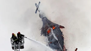 Strażacy gaszą pożar zabytkowego kościoła Św. Wojciecha w Białymstoku/fot. Artur Reszko