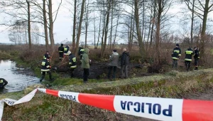 Policja przeszukuje staw w poszukiwaniu ciał dzieci, zdjęcie z 2012 roku/ fot. M. Maliszewski
