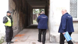 Policja przed domem, gdzie zginęła dziewczynka

/ fot. Grzegorz Michałowski