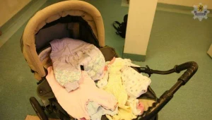 Wózek i ubranka porzuconej dziewczynki

