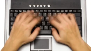 Dwaj informatycy oszukali ponad 180 osób.