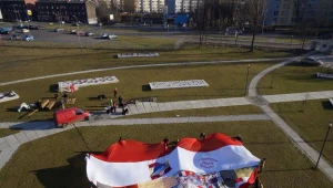  Ogromne serce uszyte z różnych tkanin przez chorzowskich wolontariuszy/ fot.Andrzej Grygiel