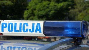 Policjanci zabezpieczają monitoringi