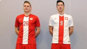 Łukasz Piszczek i Robert Lewandowski prezentują nowe stroje "Biało-czerwonych"