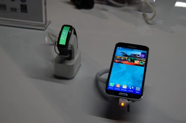 Samsung Gear Fit obok smartfona Galaxy S5