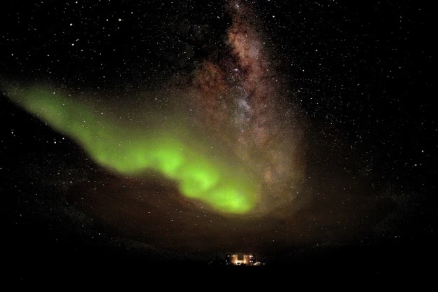 Piękne zdjęcie zorzy polarnej i oświetlonej stacji arktycznej Concordia (Fot. ESA)