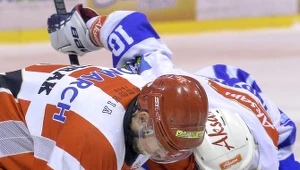 Hokeista Comarch Cracovii Petr Dvorzak (L) walczy o krążek z Kamilem Kalinowskim (P) z Aksam Unii