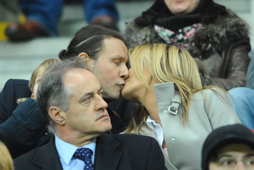 Radosław Majdan i Małgorzata Rozenek z dziećmi na meczu