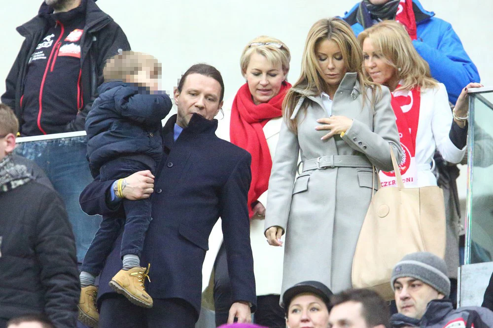 Radosław Majdan i Małgorzata Rozenek z dziećmi na meczu Radosław Majdan i Małgorzata Rozenek z dziećmi na meczu