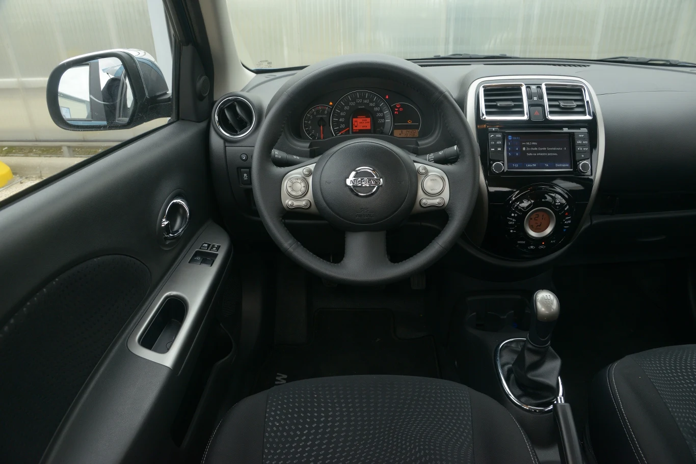 Kokpit nie porywa wyrafinowanym designem, za to okazuje się łatwy w obsłudze. Zmontowano go starannie, ale z twardych plastików o niezbyt przyjemnym zapachu.