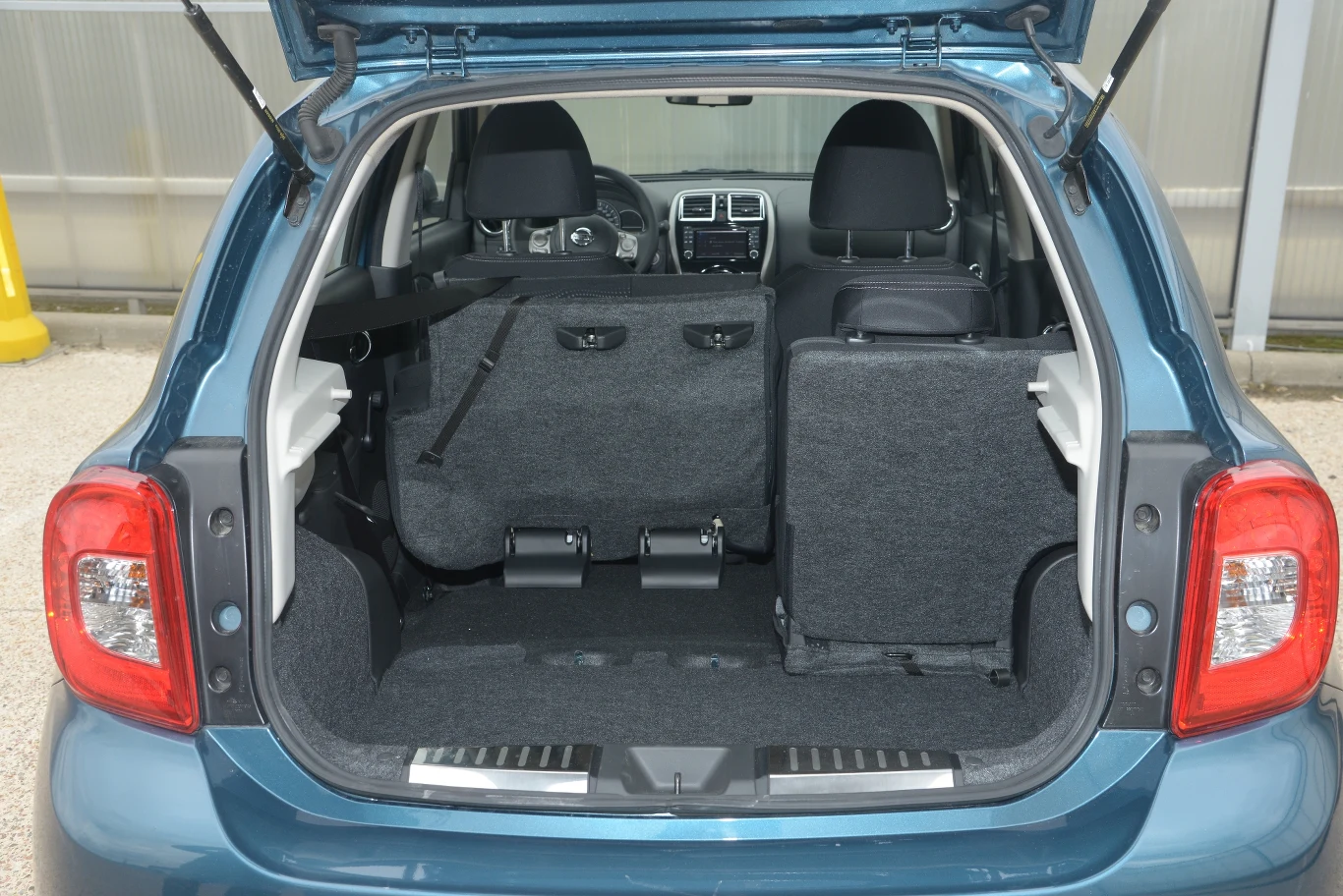 Bagażnik mieści 265 l. Złożenie kanapy daje zupełnie płaską powierzchnię.