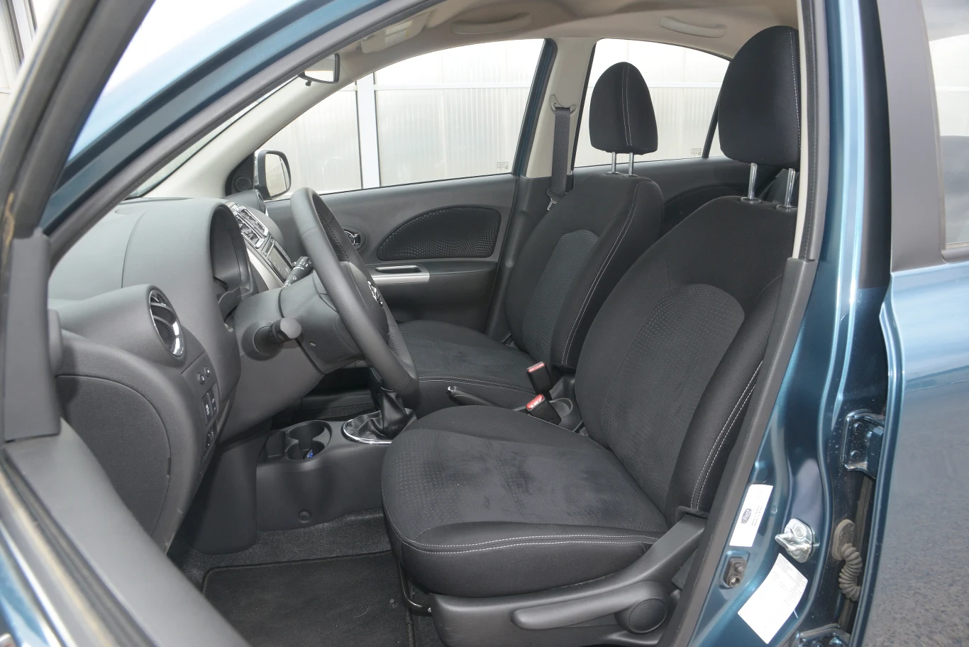 Fotele mają zbyt niskie oparcia – wysokiemu kierowcy zagłówek ugniata kark.