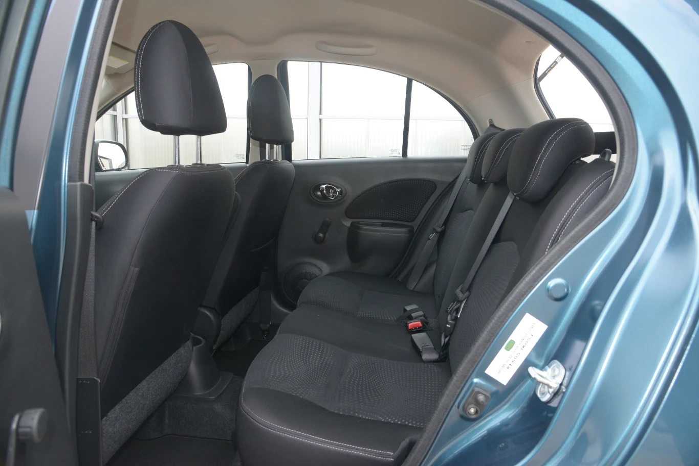 Z tyłu jest dość ciasno, miejsca brakuje zwłaszcza na nogi wysokich podróżnych.