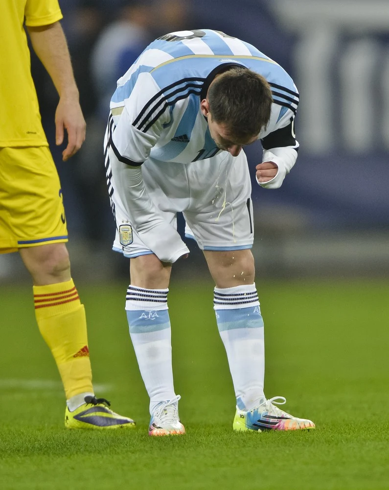 Lionel Messi zwymiotował na murawę Lionel Messi zwymiotował na murawę