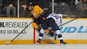 Magnus Paajarvi (tyłem) w starciu z Erikiem Nystromem