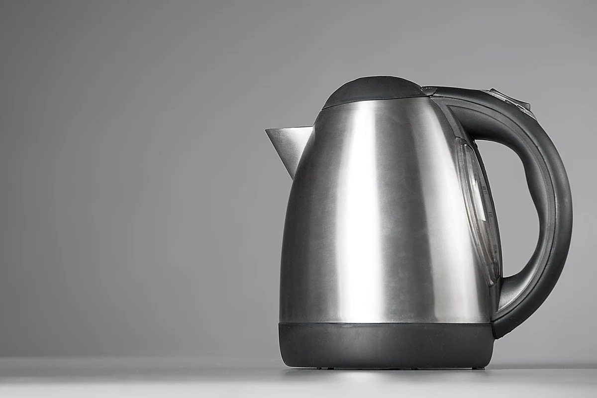 Badania wskazują, że proste przegotowanie wody może usunąć z niej aż 80 proc. mikro- i nanoplastików 