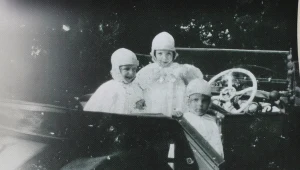 Córki Beaty i Adama Branickich: Maria, Anna i Beata w hispano-suizie ojca - 1930 r.